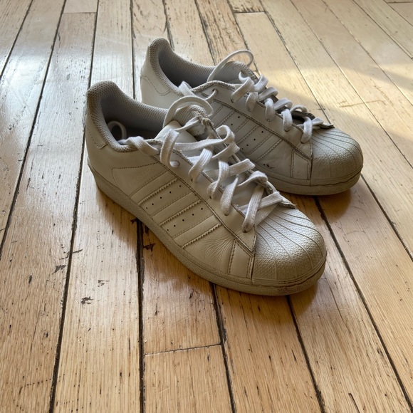 Kids White Adidas Superstar Sneakers Size 4 - Picture 2 of 8